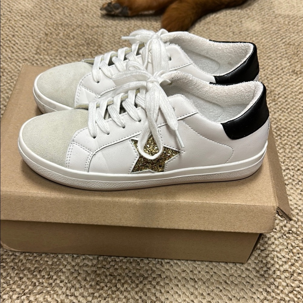Steve Madden White and Black Sneakers Minimalist Womens size 7 1/2 worn twice